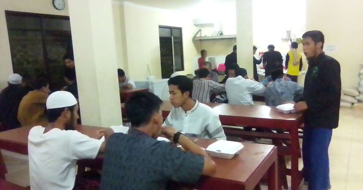 Foto Kegiatan Tebar Paket Buka Puasa Ramadhan di Kampus  STIQ ZAD